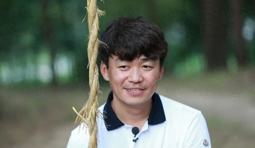 回顾：王宝强开豪车回乡，看到村口的牌坊，一句话让村长下不来台