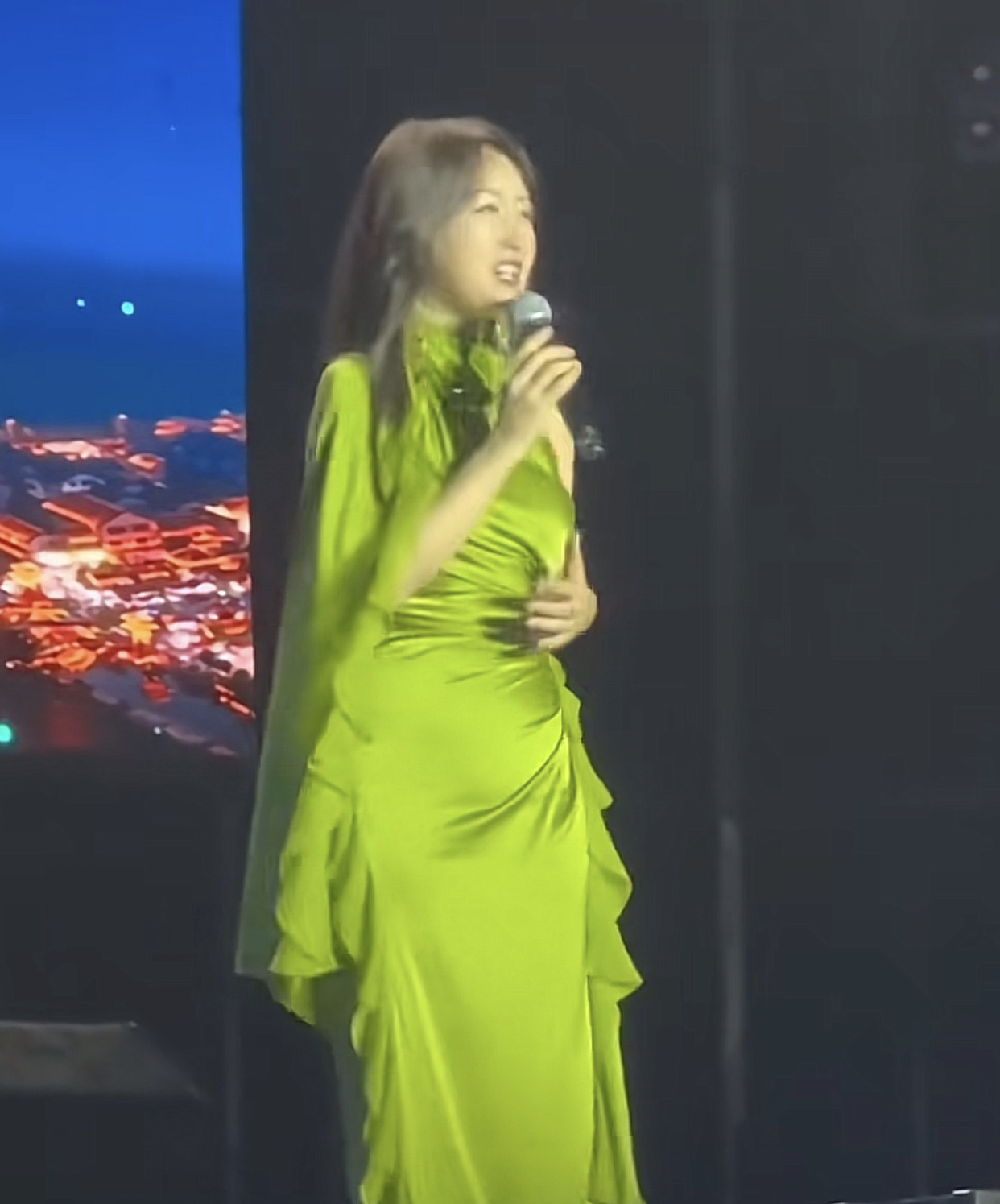 杨钰莹|52岁杨钰莹穿紧身裙被疑怀孕，小腹隆起似西瓜，平地走路多人搀扶