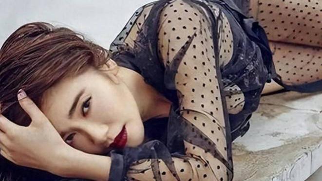 “外纯内骚”的左小青：人前清纯无辜，人后疯狂爬男演员床！