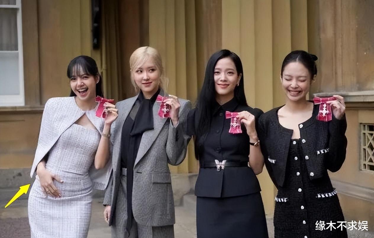 Lisa和LV三公子家人一起看球，紧裹小腹脸颊圆润，被曝好事将近！