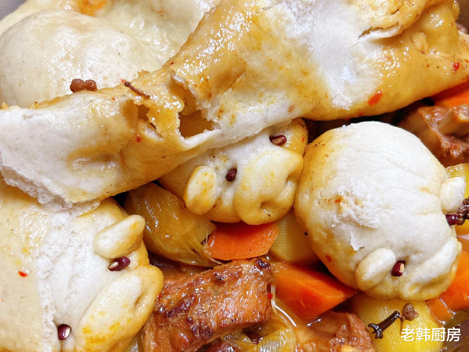 排骨|小猪盖被的家常做法，排骨软烂脱骨，饼子吸满汤汁，真的太香了