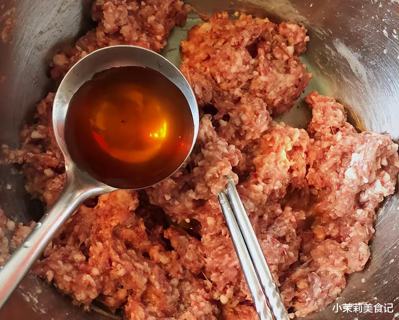 羊肉|包羊肉馅饺子时，牢记“1放2不沾”，肉嫩鲜香没膻味，吃着解馋又暖和