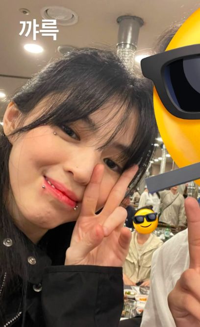 韩素希与粉丝合影,眼钉唇钉很多,丝毫不避讳,头发稀疏发缝明显