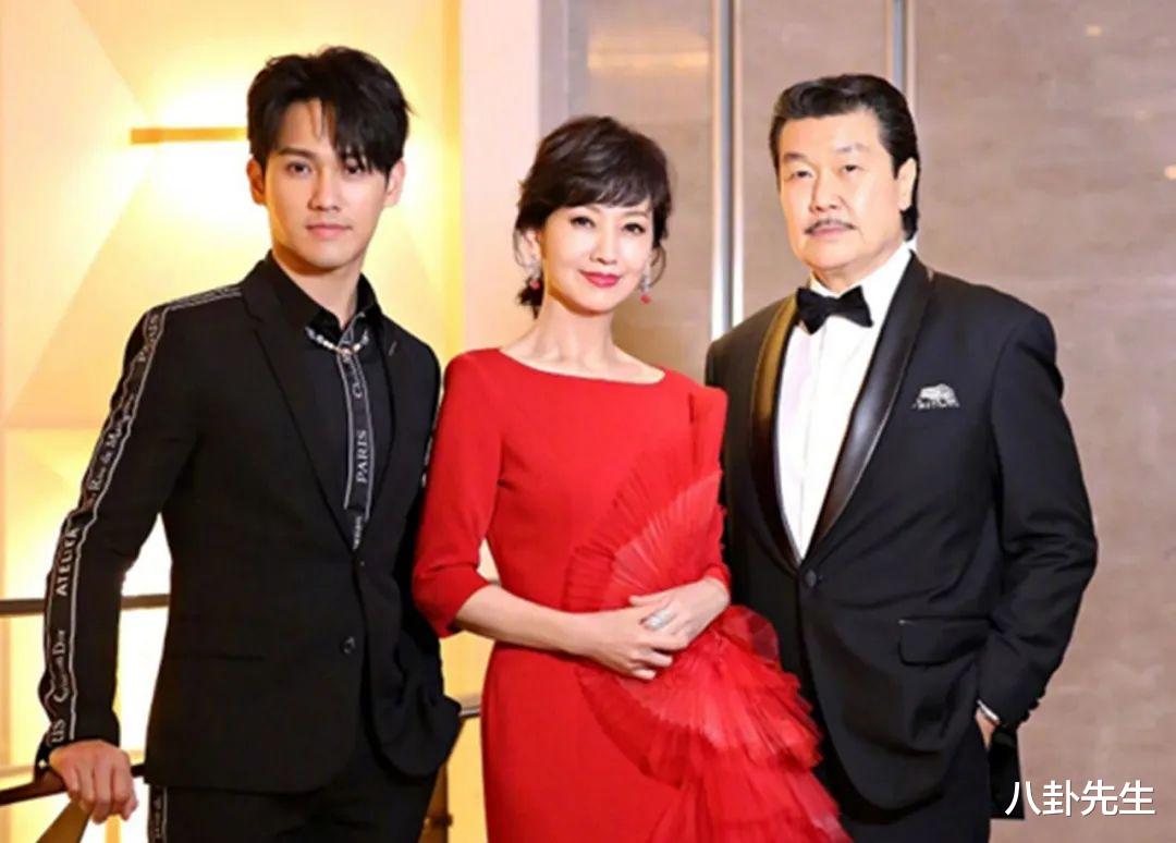 77岁港星回内地祭祖惹争议,流利说方言获赞,却因2个细节败光好感