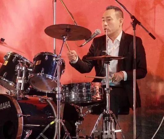 被黎姿拒爱18年后,他独居6亿豪宅:一人一狗,不要太爽!