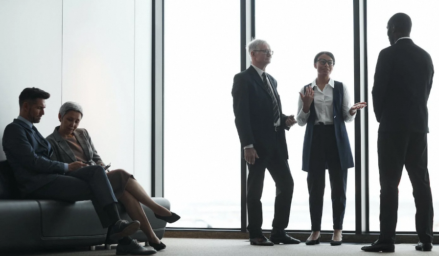 打工是帮别人创业做嫁衣?人到中年应该选择自己创业还是职场稳定工作?