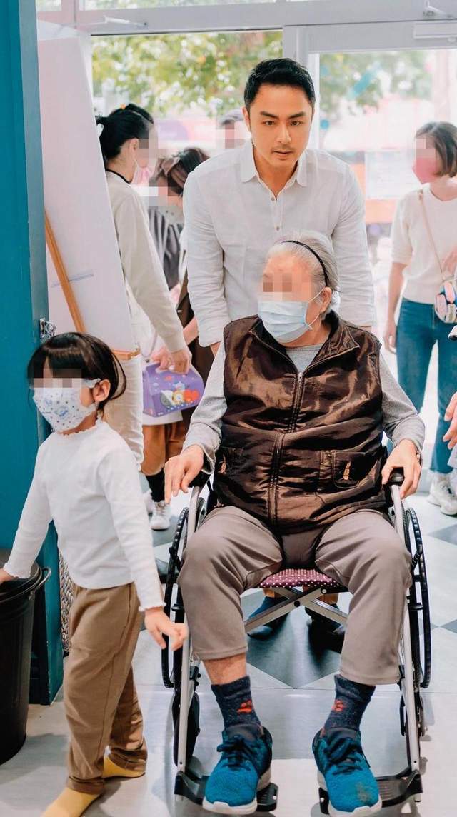 明道|明道办派对官宣二胎，首晒老婆儿子正面照，年迈母亲坐轮椅现身