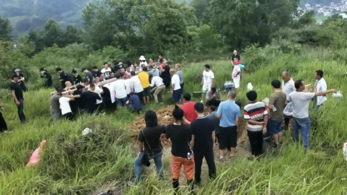 张恒远|张恒远安葬现场曝光！几十辆车占满道路，遗体不火化用土葬引热议