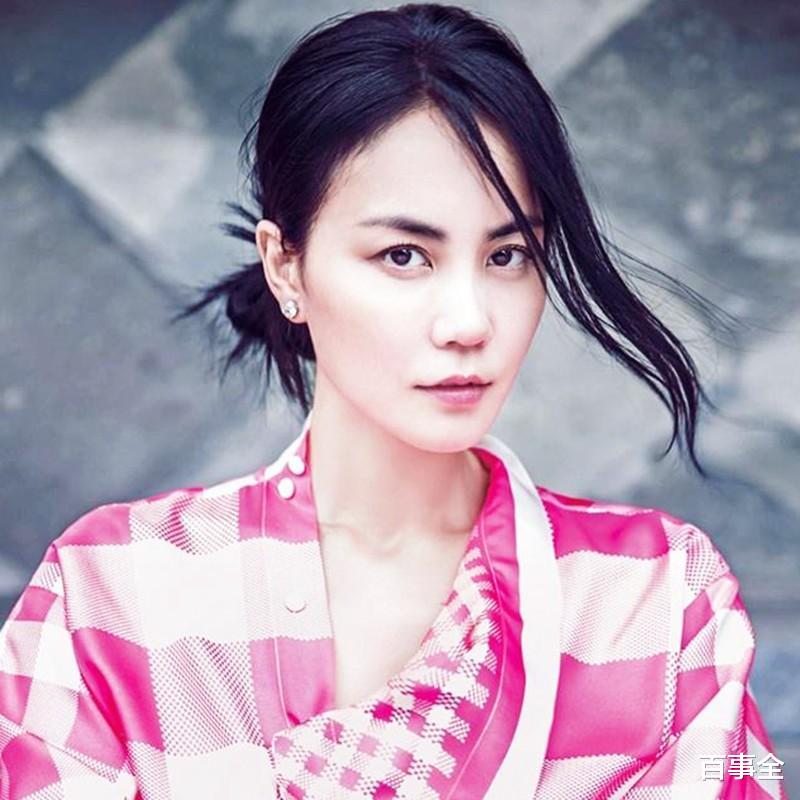 王菲|53岁王菲寺庙被偶遇，素颜出镜皮肤白皙似少女，四肢纤细身材消瘦