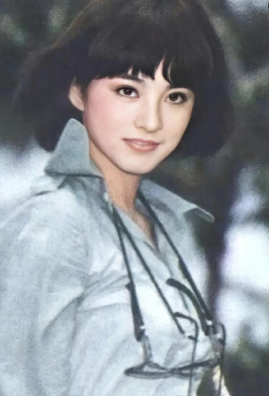 林青霞，“东南亚第一美人”，穿搭展现了时尚品味不过时的经典。