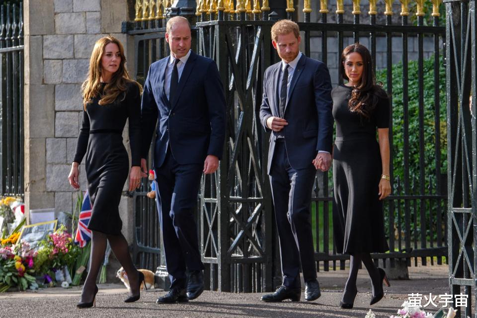 威廉|威廉搂住凯特引关注!王子婚后12年乐于秀恩爱了,哈里给的鼓励吗