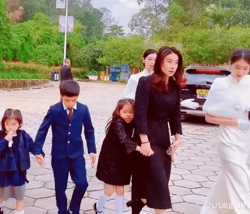 12岁阔少许建彤最新营业照!穿格纹西服牛仔裤同框李嘉欣,帅翻了