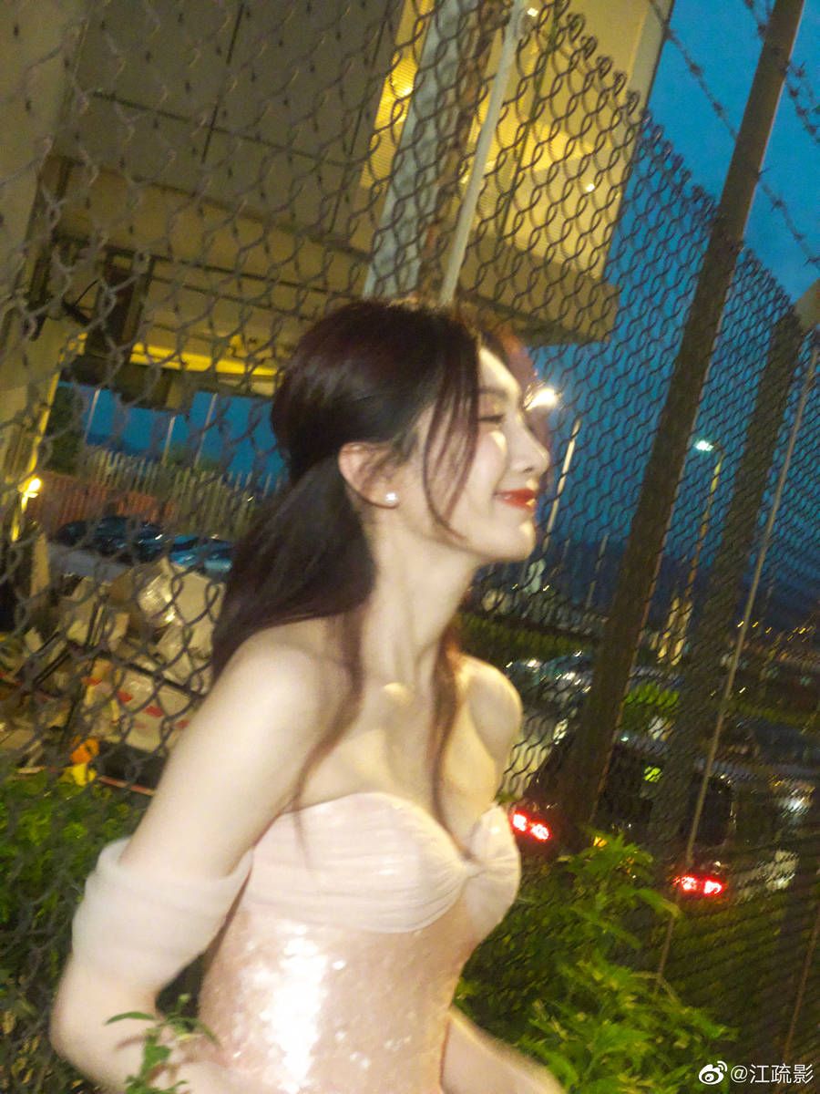 江疏影仙女般的魅力！九宫格工作照告别六月