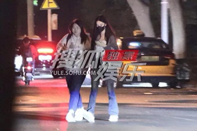 孟子义吃火锅素颜曝光，倪妮称赞颜霸绝非浪得虚名！