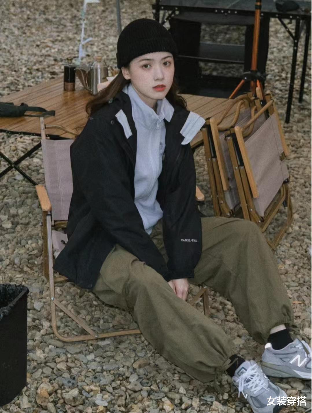 刘诗诗穿冲锋衣成都宣传,满头大汗不敢脱,网友:甲方给的太多