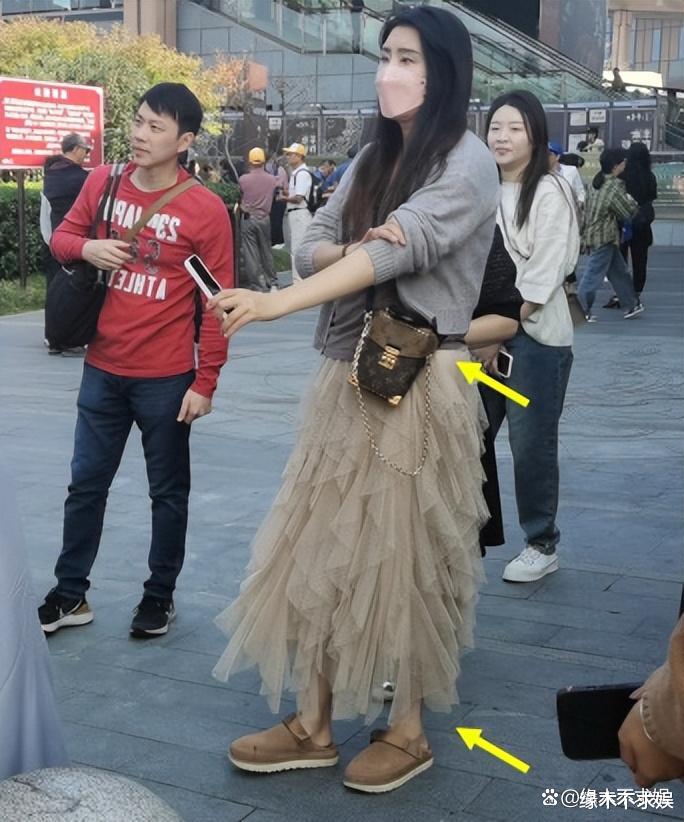 56岁王祖贤南京被偶遇！背2万元包包穿搭太时髦，瘦20斤美回小倩