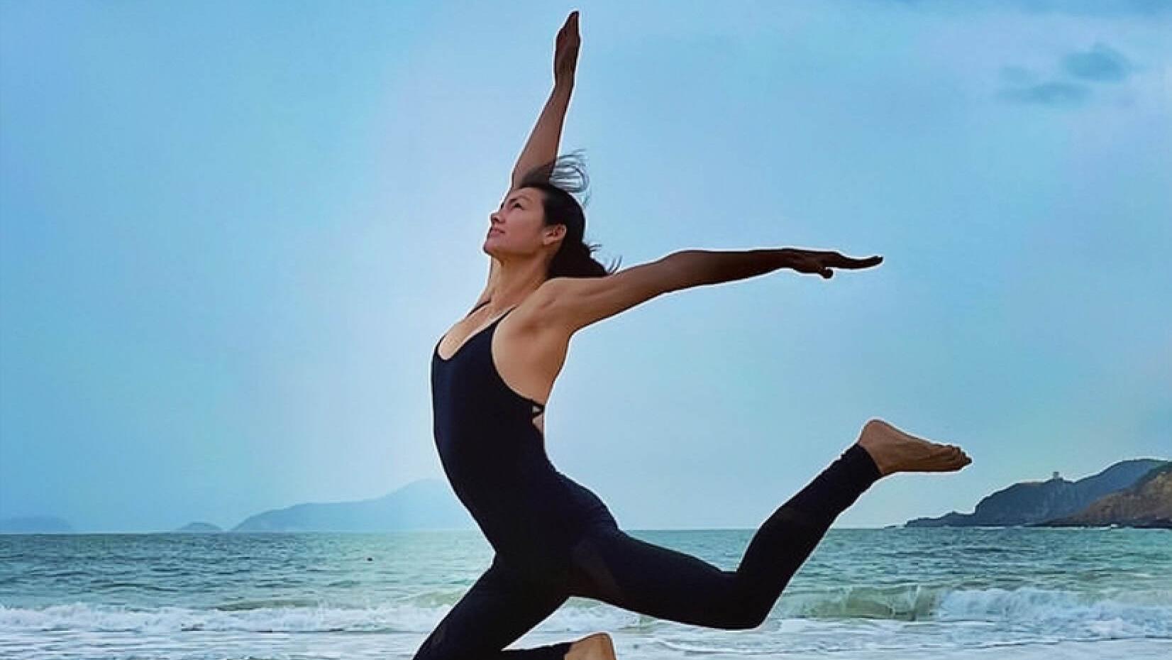 香港名模晒高难度瑜伽引热议，嫁印度富商，全家移居巴厘岛生活