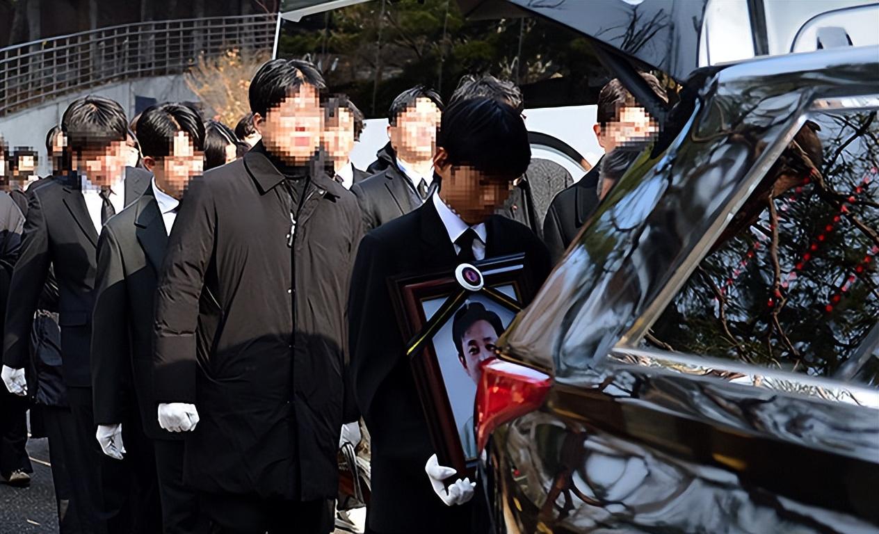 48岁知名男星举行葬礼!金喜善等超100位明星出席,妻儿全程痛哭