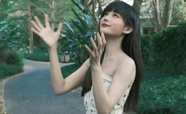 孙怡|3月18日李沁孙怡活动路透,精致穿搭大秀完美身材,性感迷人!