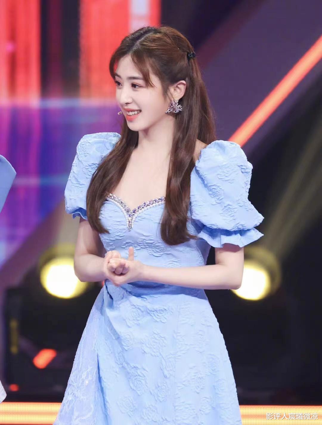 张含韵|恭喜,张含韵已在另一条“性感”的路上越走越远