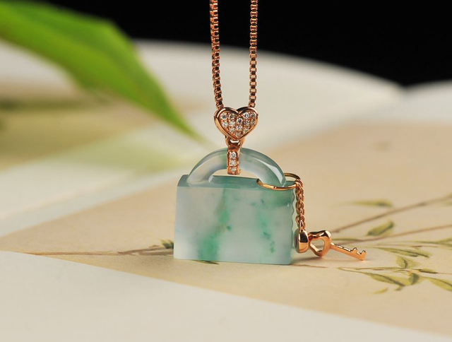 翡翠|价格相差数百倍，翡翠的高货和普货到底有什么不同？