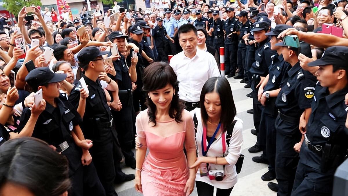 横店20万群演现状：美女泛滥成灾，裸替日入3000，成单身懒汉的天堂！