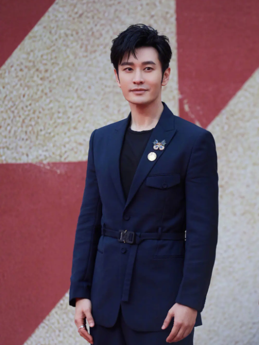 黄晓明上综艺被疑戴假发套，后脑勺稀疏头顶像帽子，小海绵或遗传