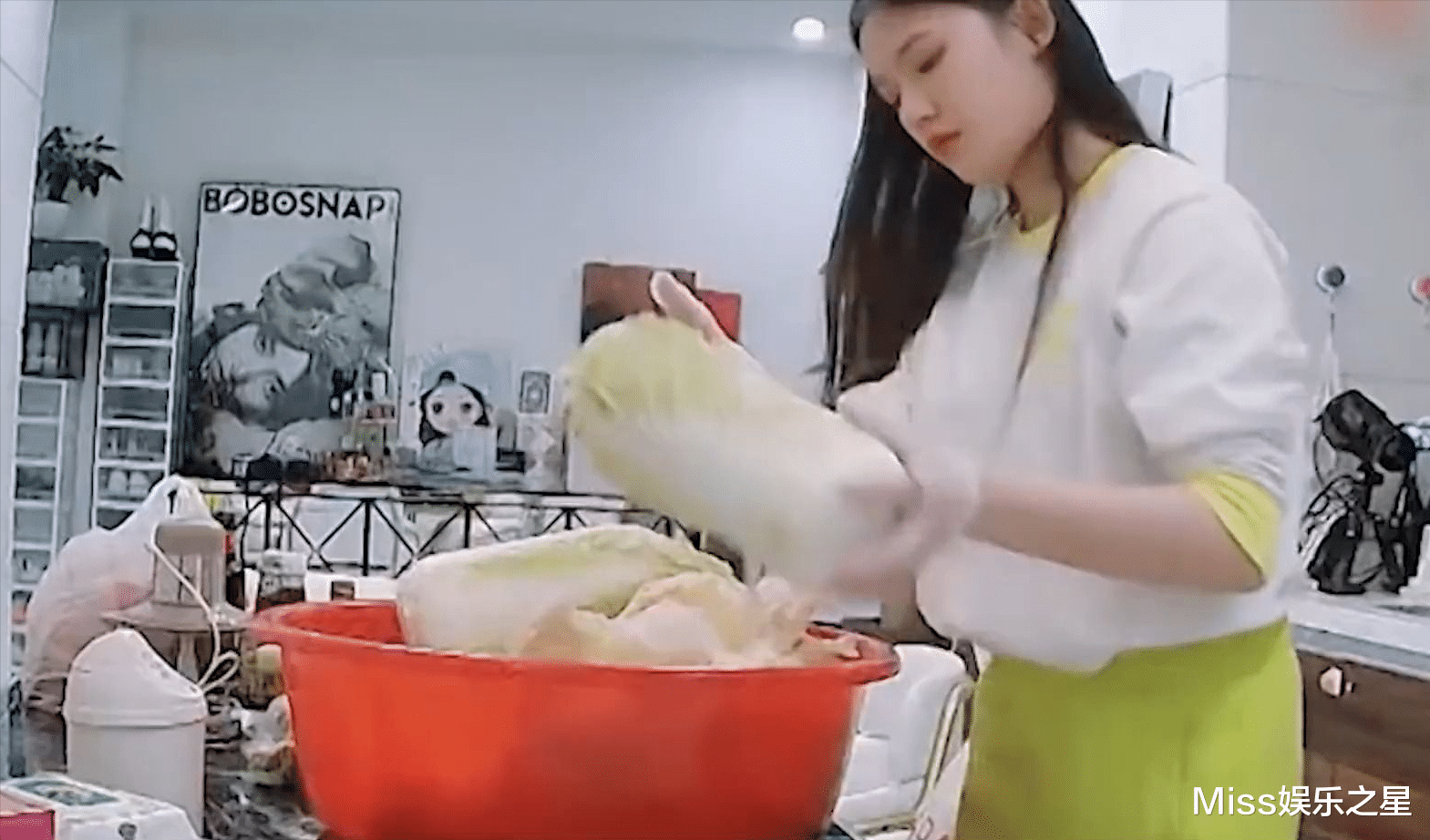 林允|林允有多接地气?在300平豪宅做泡菜,独居生活太充实