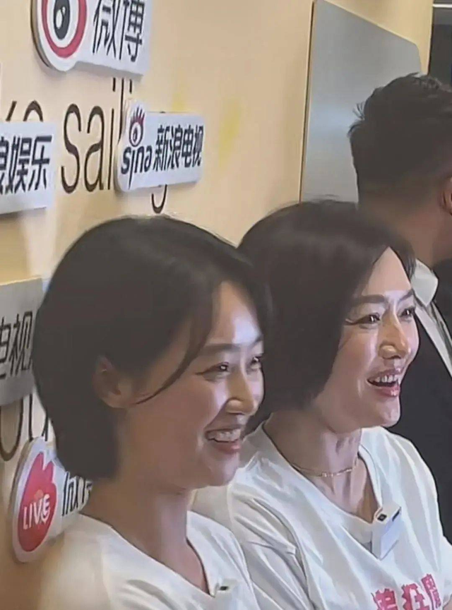 秦岚|43岁秦岚老到认不出!穿宽松T恤显苍老,一笑脸崩成路人大婶