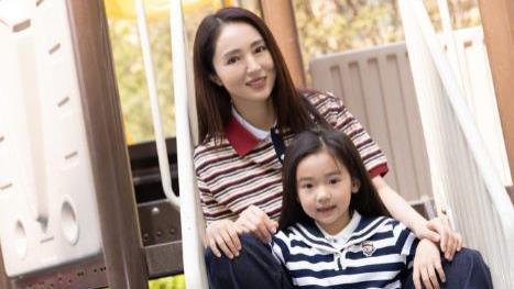 董璇|董璇晒照透露女儿酒窝习惯性啃铅笔，焦急求助网友：快救救孩子吧
