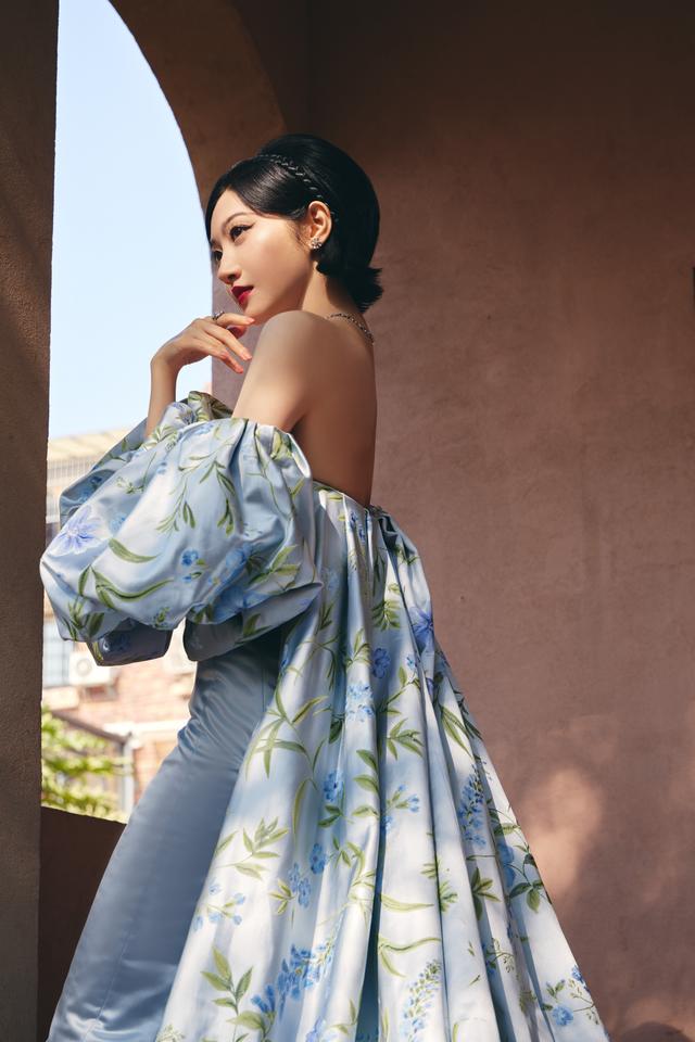 景甜蓝色抹胸拖尾裙短发妆造