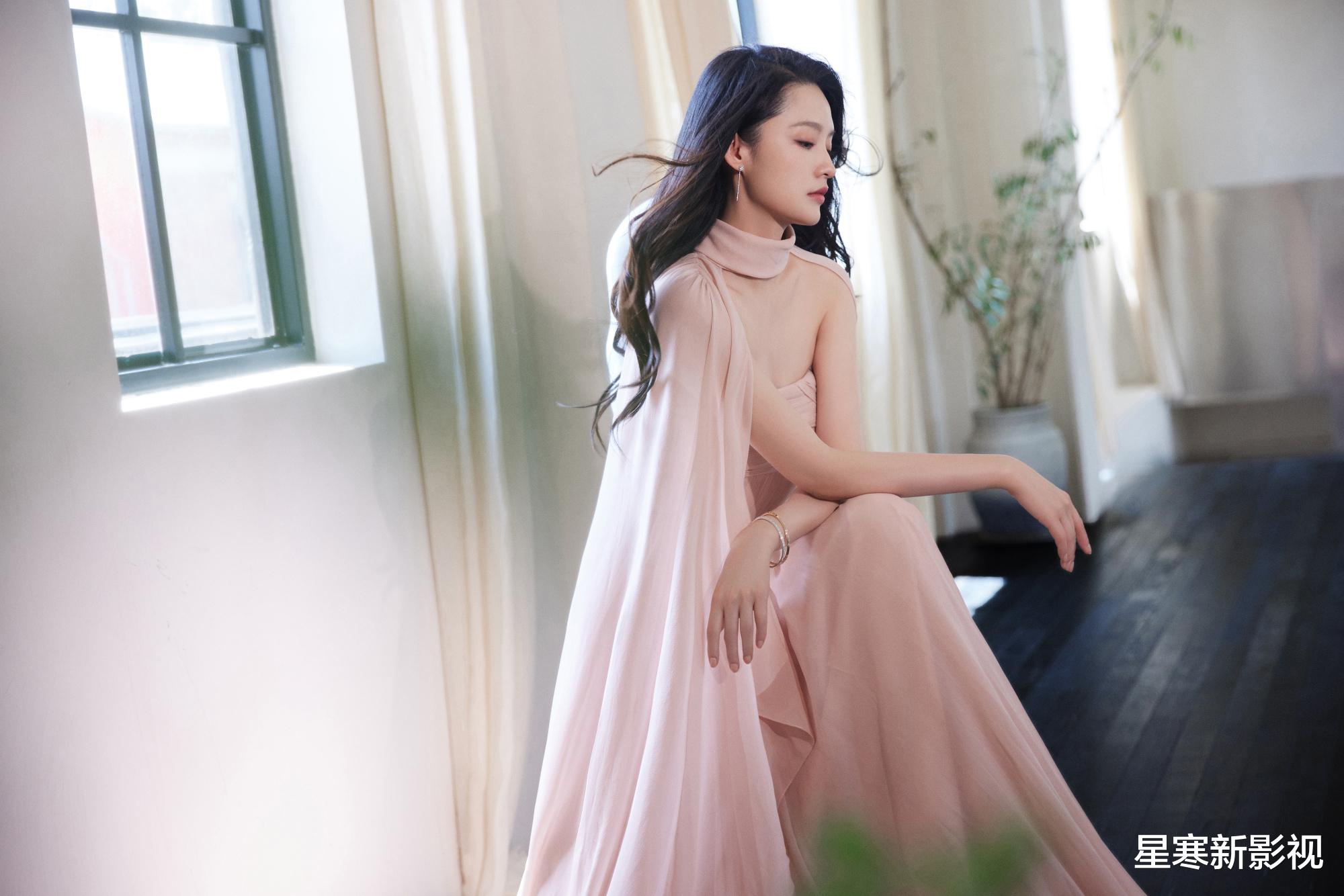 《七夜雪》正式开拍,李沁长发及腰颜值抢镜,与曾舜晞同框太般配