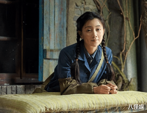 偶遇殷桃饭馆拍戏,大口吃鱼筷子不停比王骁还真实,冻龄状态获赞