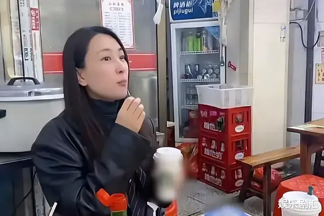 谢忻|马苏路边摊上买榴莲,身材发福显臃肿,整体的感觉与路人差不多