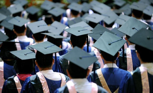 大学生|大学毕业送外卖，为啥不直接高中毕业去？白岩松：文凭不是奢侈品