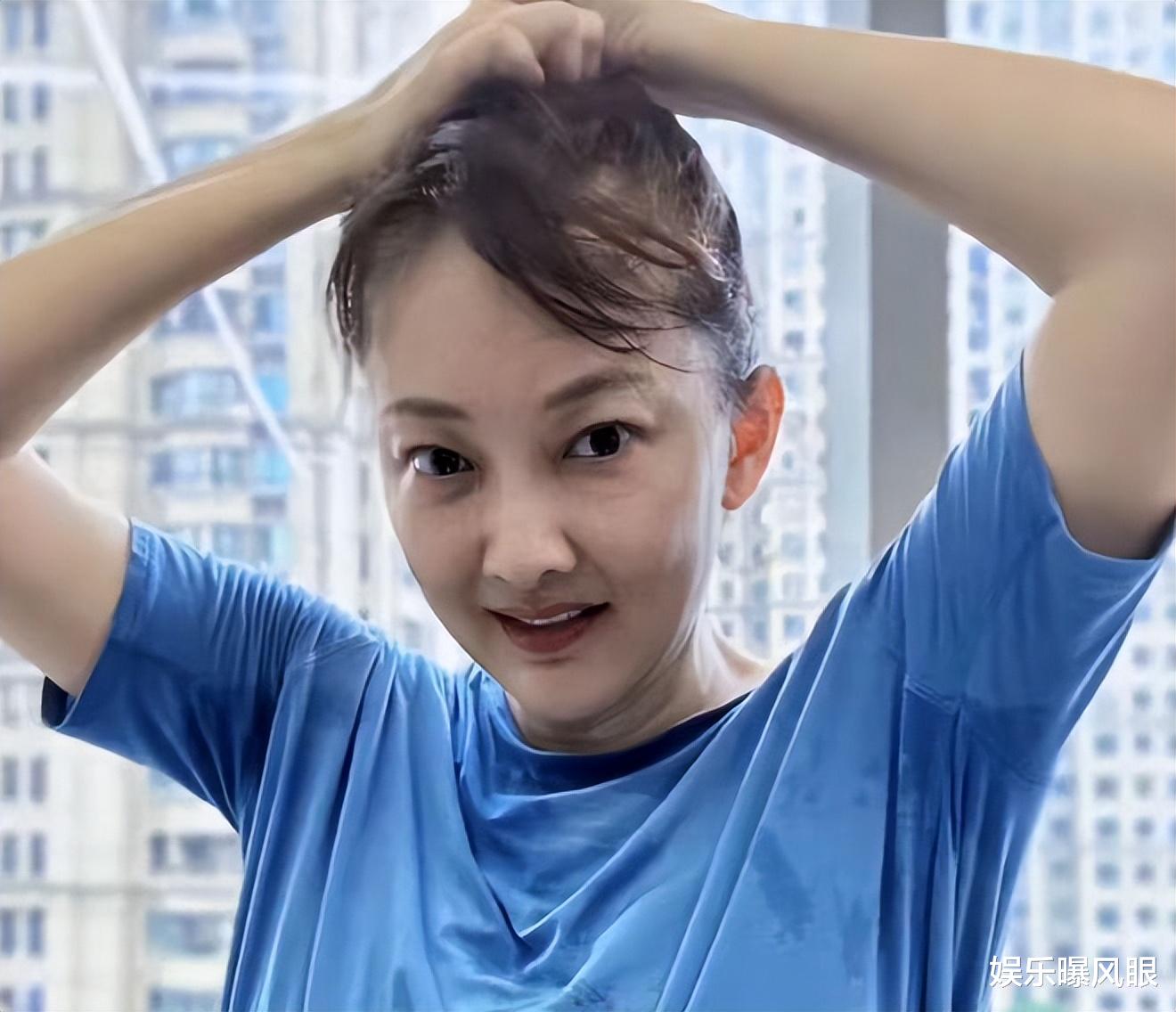 50岁牛莉高调晒美国生活,住富人区别墅,腋下汗湿放飞自我