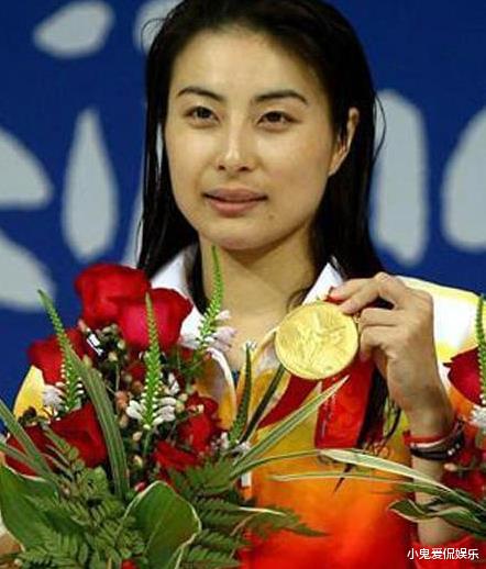 郭晶晶晒为霍启刚庆生全家福,豪宅内景曝光,满地衣服一片狼藉