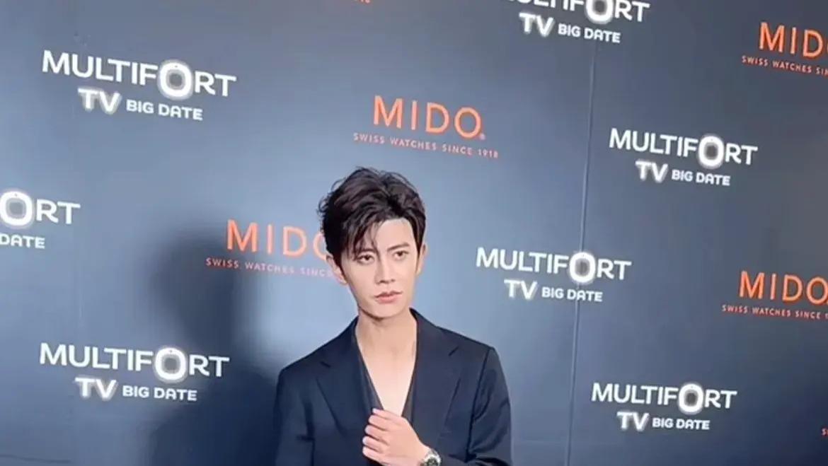 任嘉伦活动生图：瘦到脱相成麻杆退，五官完美身高是遗憾