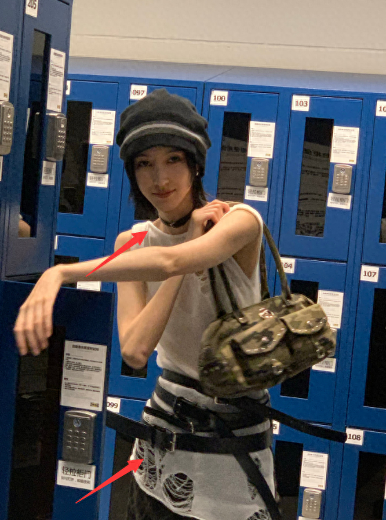 华晨宇女友低调秀恩爱,戴情侣项链,模仿华晨宇拍照,力证没分手