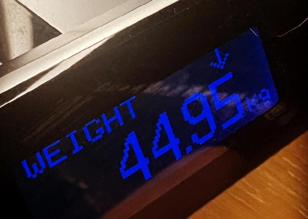 48岁贾静雯真实食量曝光,至今体重不过90斤,炸鲜奶只敢吃一小块