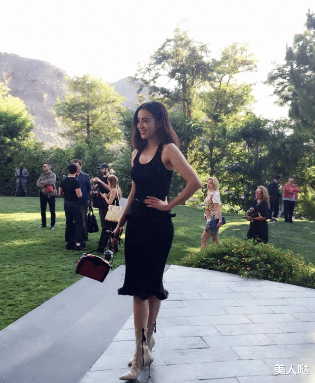 42岁宋佳美到国外去了!穿“最小码”紧身裙秀凹凸曲线,身材不输给欧美超模