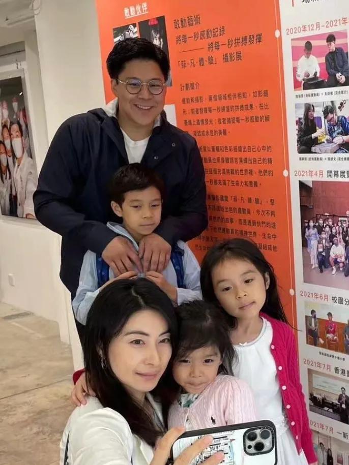 郭晶晶晒全家福支持霍启刚工作,画面温馨有爱,仨子女大方露正脸