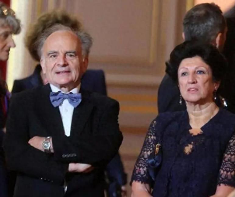 46岁的马克龙光着膀子，一脸宠溺握着70岁布丽吉特的脚脖子，好甜蜜