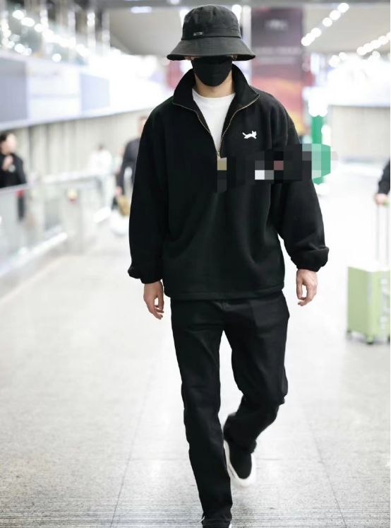 风波升级！陈牧驰现身机场一言不发，曾在“咸蛋家”直播衣衫不整