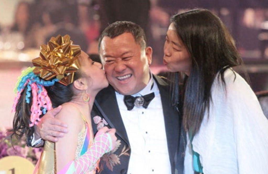 曾志伟拽的不是周冬雨的手，而是娱乐圈藏不住的丑陋，两人到底啥关系