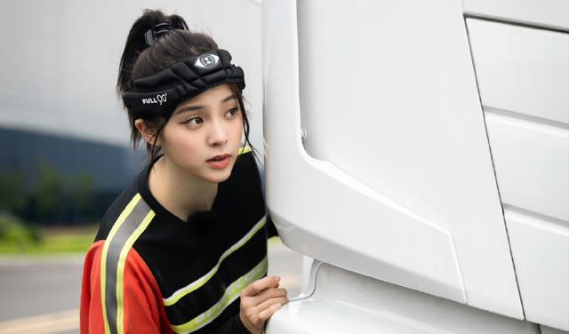 闪电侠|强吻、撩汉、乱认爸爸,这6位女星是真没有分寸感,还是耍流氓?