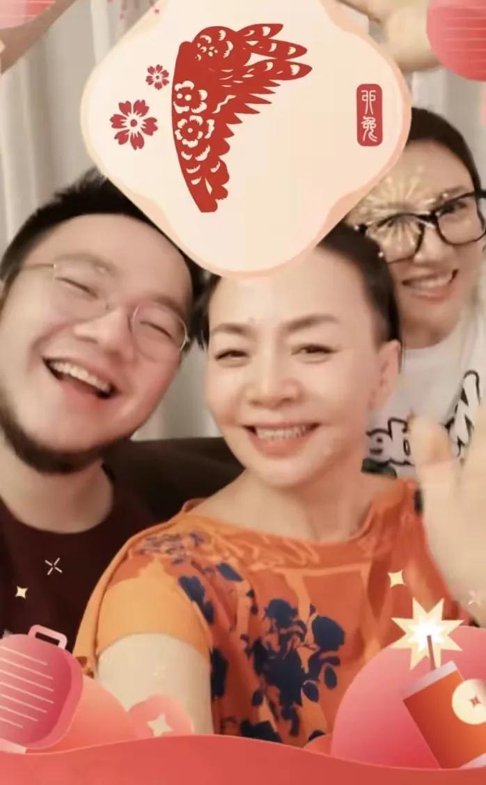 柳岩|宋丹丹儿媳春节被赞：接纳老公黏妈妈，无条件撑婆婆，合影站角落！