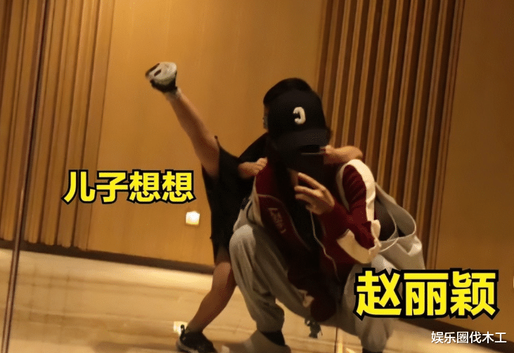 冯绍峰跟女保姆带娃逛街,手牵手被指像一家人,难怪赵丽颖拒复婚