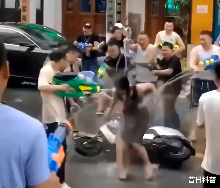 饮食|生理期被撕雨衣泼隐秘部位,泼水节变流氓节,人若恶俗不分男女