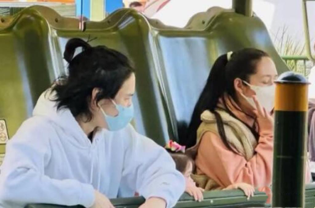 向华强带孙女探班向太，抱娃姿势老练超宠溺，3岁小奶皇留短发好可爱